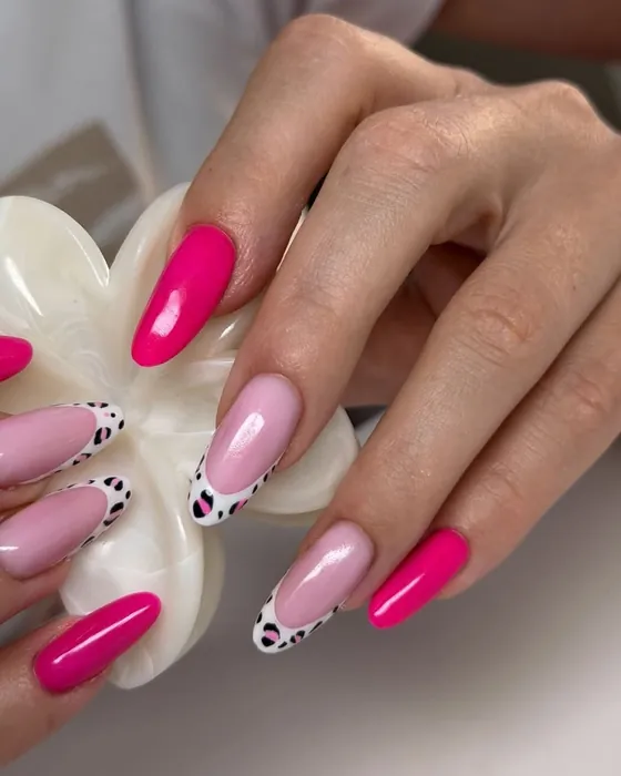 Roze nagels met panterprint