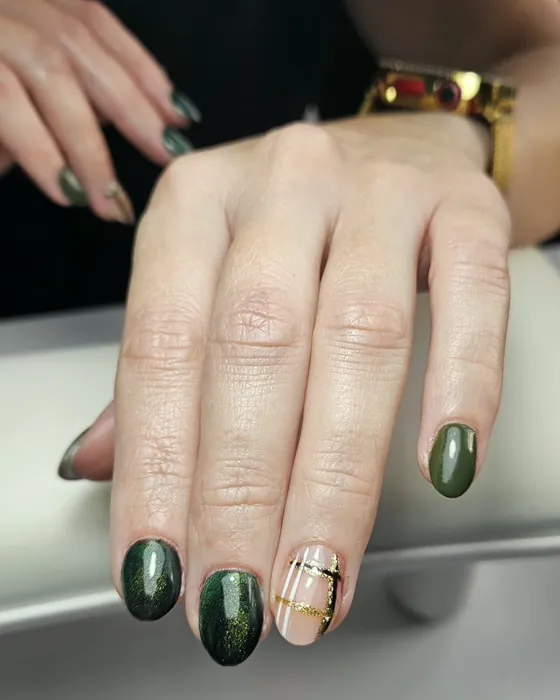 Donkergroene nagels met goud